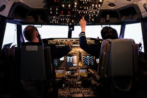 Dos pilotos revisando el cuadro de mando de la cabina, metáfora de la gestión estratégica de la marca