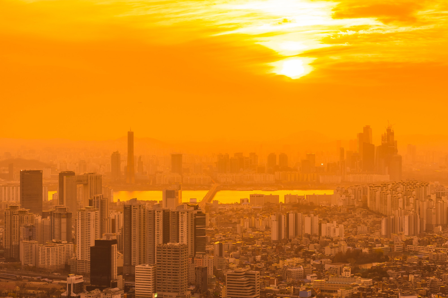 Ciudad afectada por una ola de calor extrema en tonos rojos, representando el impacto del cambio climático